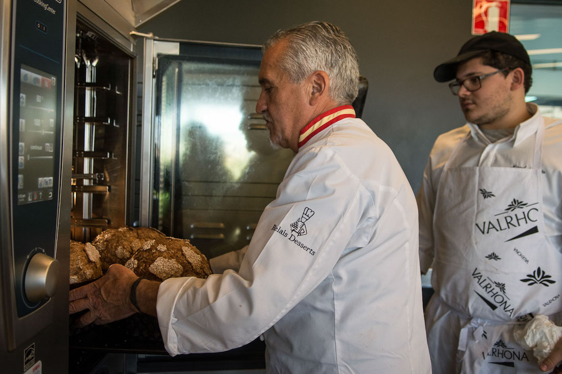 Al abrir el horno, un envolvente olor a cuento de hadas se extiende por el obrador. Al abrir el horno, un envolvente olor a cuento de hadas se extiende por el obrador.