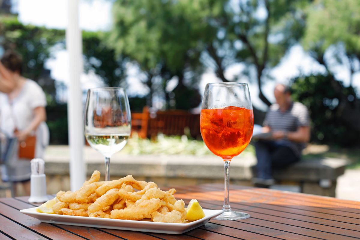 Un aperitivo en la terraza del hotel Embarcadero, en Getxo, Vizcaya. Un aperitivo en la terraza del hotel Embarcadero, en Getxo, Vizcaya.