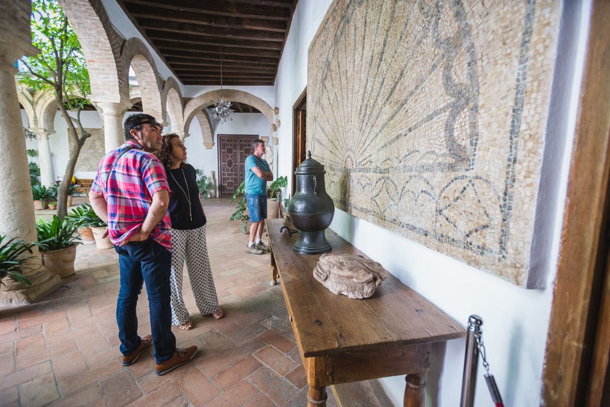 Una pareja admira uno de los mosaicos romanos repartidos por todo el palacio. Una pareja admira uno de los mosaicos romanos repartidos por todo el palacio.