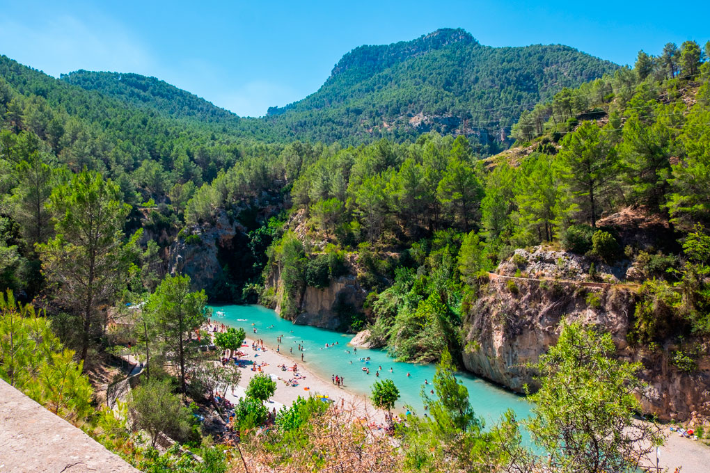 Imagen de las aguas termales de Montanejo, en verano Imagen de las aguas termales de Montanejo, en verano