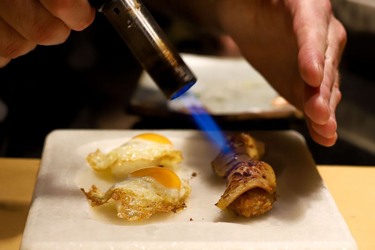 Aplicando soplete al 'nigiri' de foie. Aplicando soplete al 'nigiri' de foie.