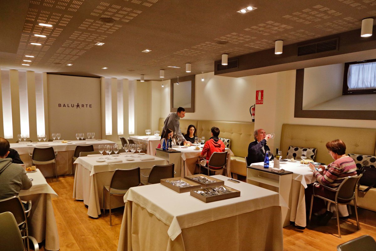 El salón tiene capacidad para 45 personas. El salón tiene capacidad para 45 personas.