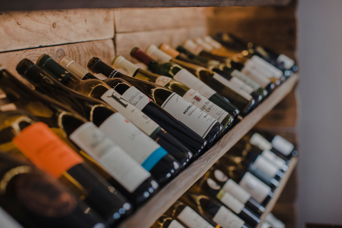 En la bodega, mucho vino canario. En la bodega, mucho vino canario.