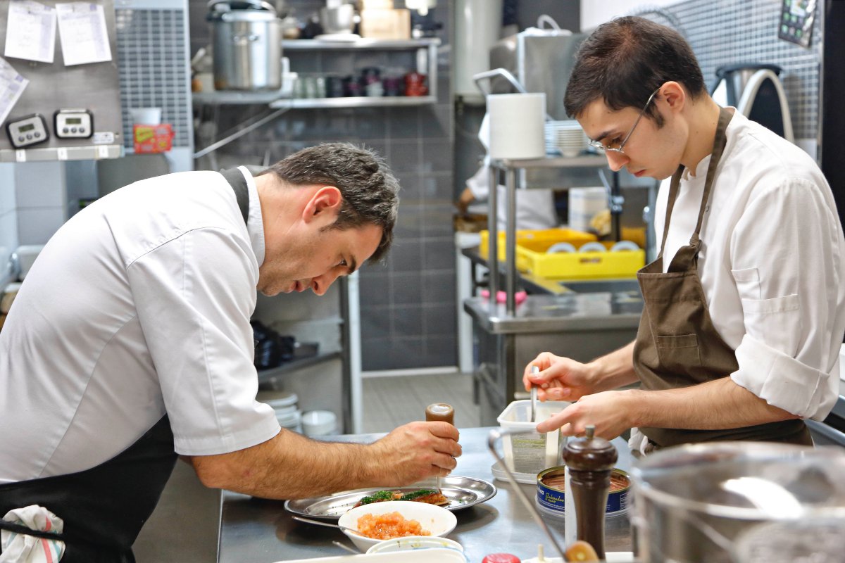 Unai, en la cocina de su restaurante. Unai, en la cocina de su restaurante.