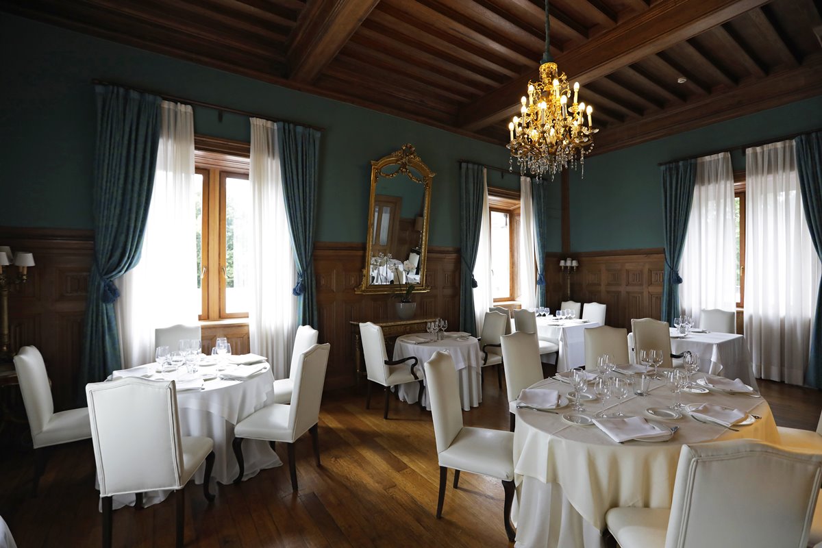 La decoración del castillo fue ideada a mediados del siglo XIX por María Eugenia de Montijo. La decoración del castillo fue ideada a mediados del siglo XIX por María Eugenia de Montijo.
