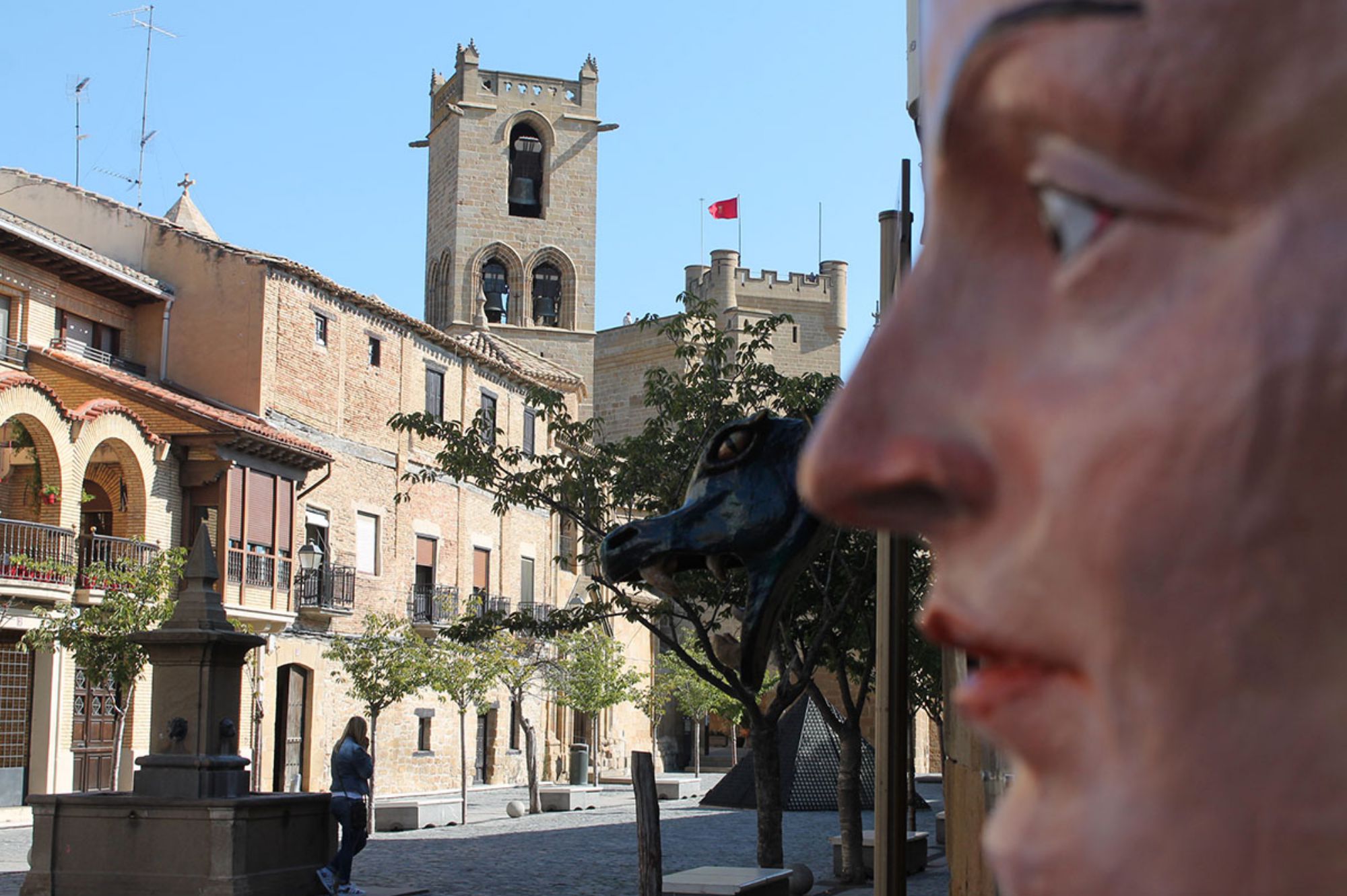 Una herbólera (una bruja local) observa la plaza de Olite, con el castillo al fondo. Foto: Edu Sánchez. Una herbólera (una bruja local) observa la plaza de Olite, con el castillo al fondo. Foto: Edu Sánchez.