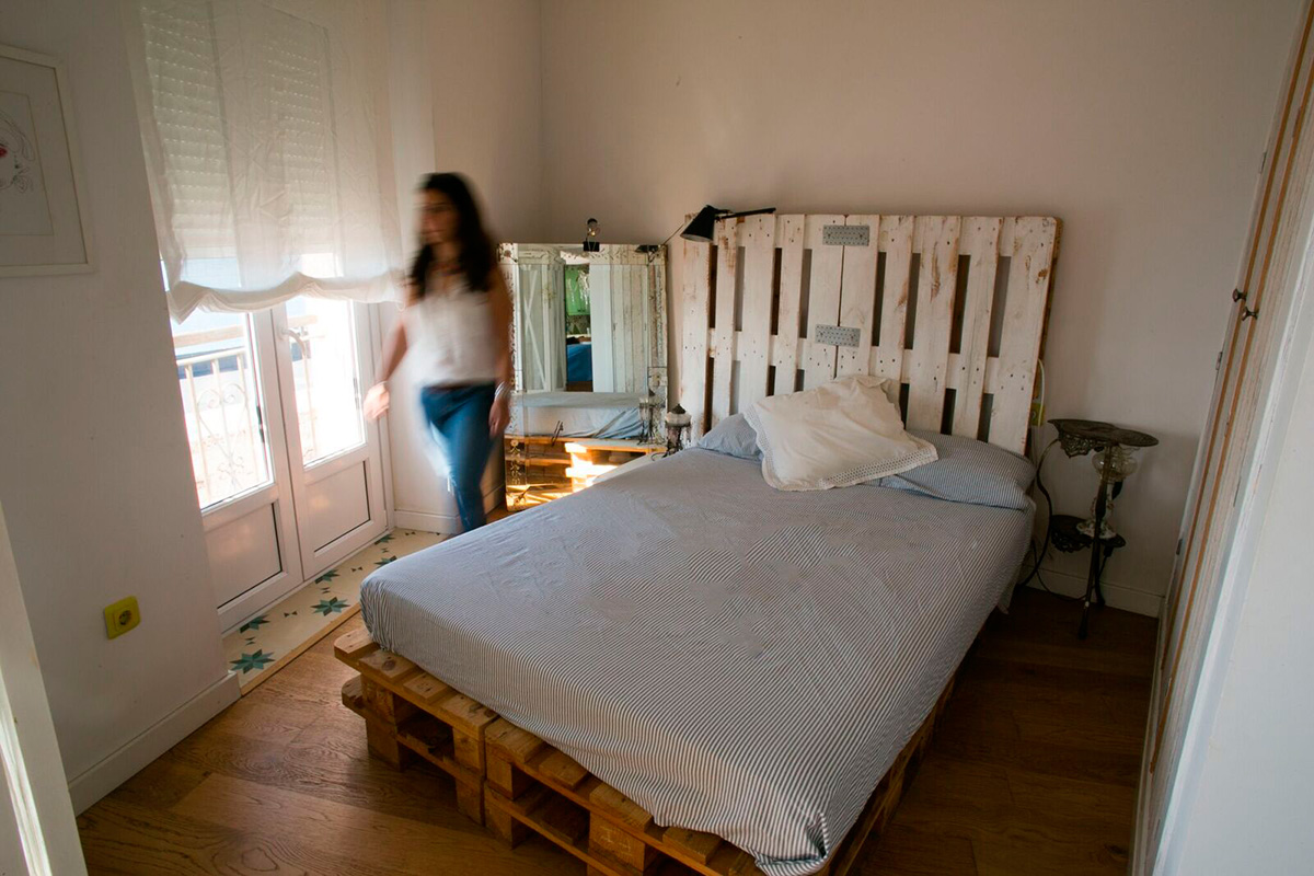 El ático del Puerto: En uno de los dos dormitorios la cama está sobre palets. Foto: Juan Carlos Toro El ático del Puerto: En uno de los dos dormitorios la cama está sobre palets. Foto: Juan Carlos Toro