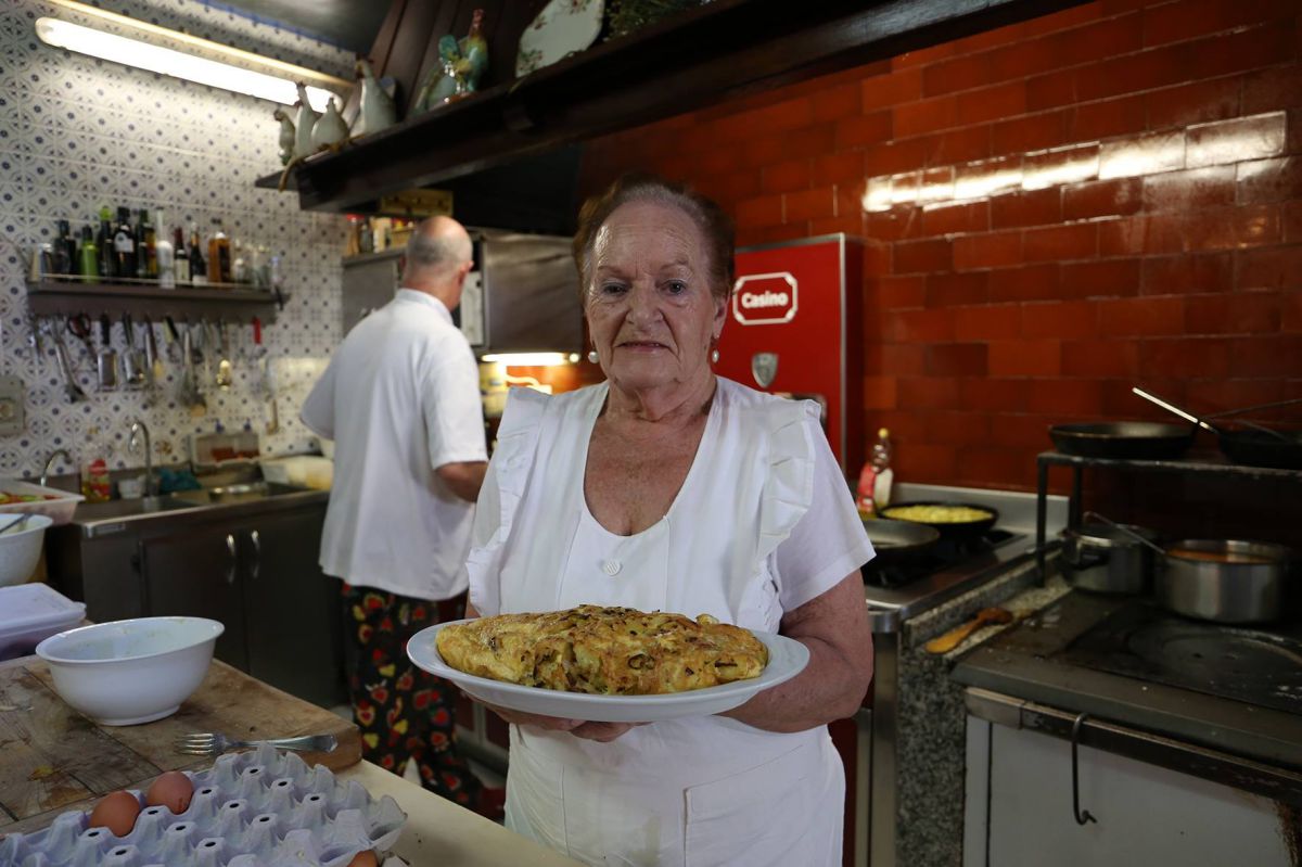 Josefina con la tortilla de patatas del Kasino de Lesaka. Foto: Facebook. Josefina con la tortilla de patatas del Kasino de Lesaka. Foto: Facebook.