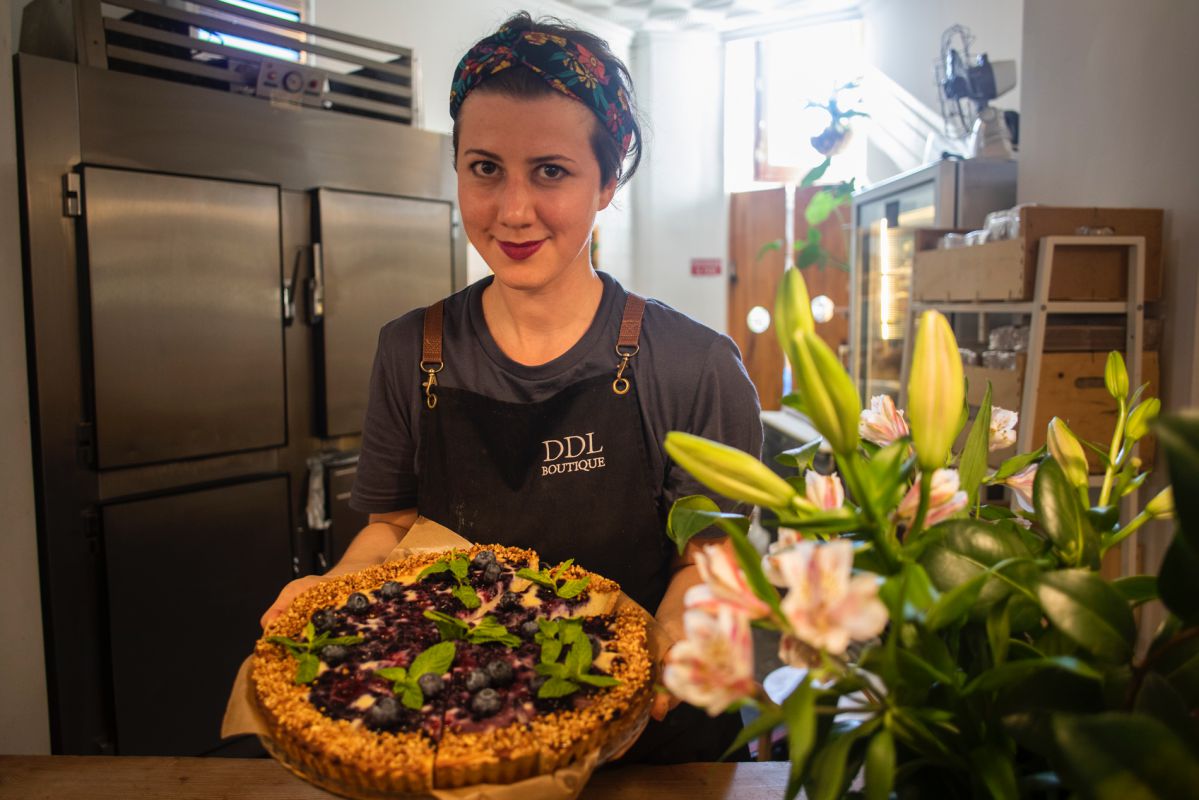 Ana, argentina y exdecoradora, lo dejó todo y se lanzó a crear delicias como esta tarta de requesón con arándanos. Ana, argentina y exdecoradora, lo dejó todo y se lanzó a crear delicias como esta tarta de requesón con arándanos.