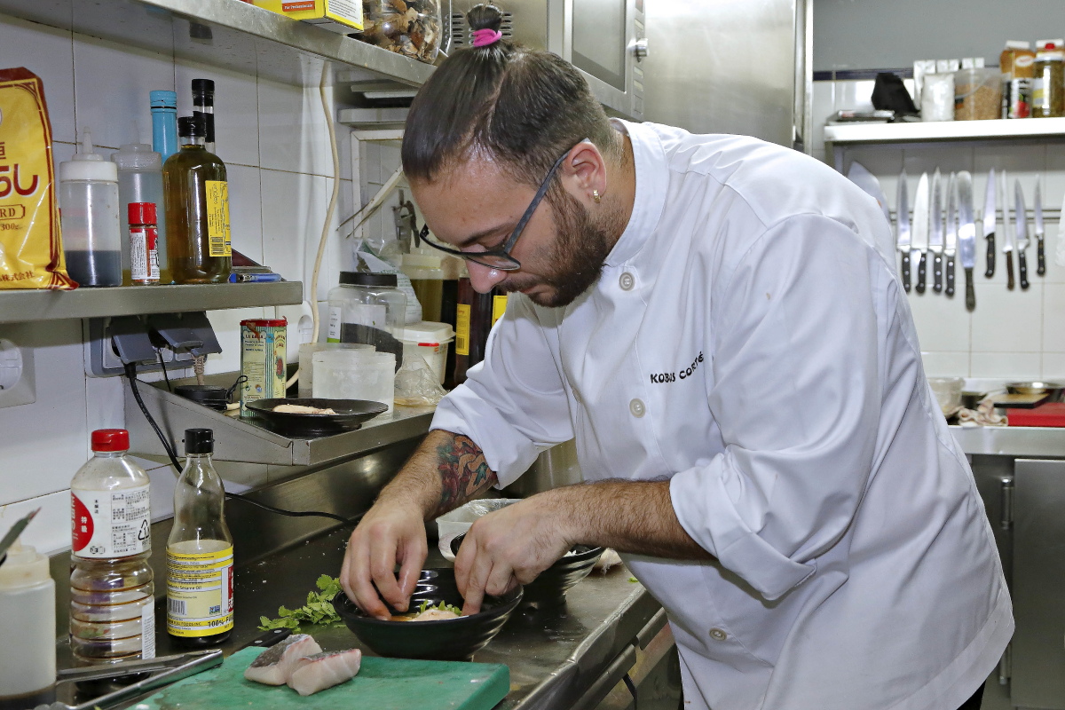 El chef José Kobos emplantando una de sus creaciones para el maridaje de cocina japones y jereces del restaurante Matritum, en Madrid. El chef José Kobos emplantando una de sus creaciones para el maridaje de cocina japones y jereces del restaurante Matritum, en Madrid.