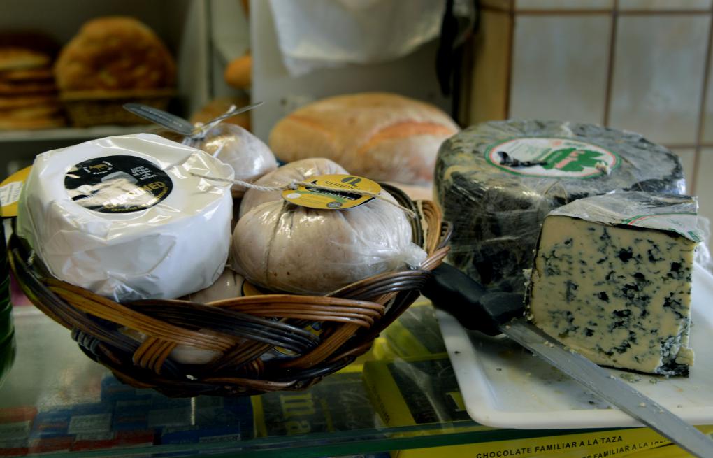 Este es el premio tras un día de excursión andando o en bici: un delicioso pedazo de queso artesano. Este es el premio tras un día de excursión andando o en bici: un delicioso pedazo de queso artesano.