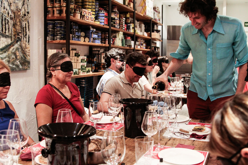 Se trata de comer, beber y debatir sobre temas que se plantean. Se trata de comer, beber y debatir sobre temas que se plantean.