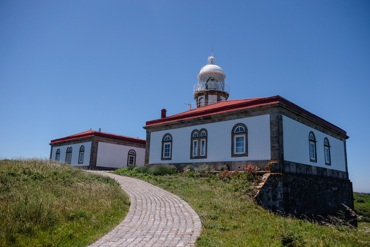 El faro de la isla solo se puede visitar por fuera porque dentro aún vive el farero. El faro de la isla solo se puede visitar por fuera porque dentro aún vive el farero.
