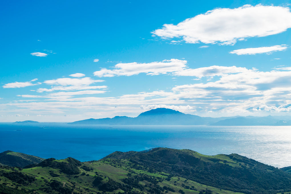 En días claros se ven la ciudad de Ceuta (a la izquierda) y la de Tánger (a la derecha). Foto: shutterstock.com En días claros se ven la ciudad de Ceuta (a la izquierda) y la de Tánger (a la derecha). Foto: shutterstock.com