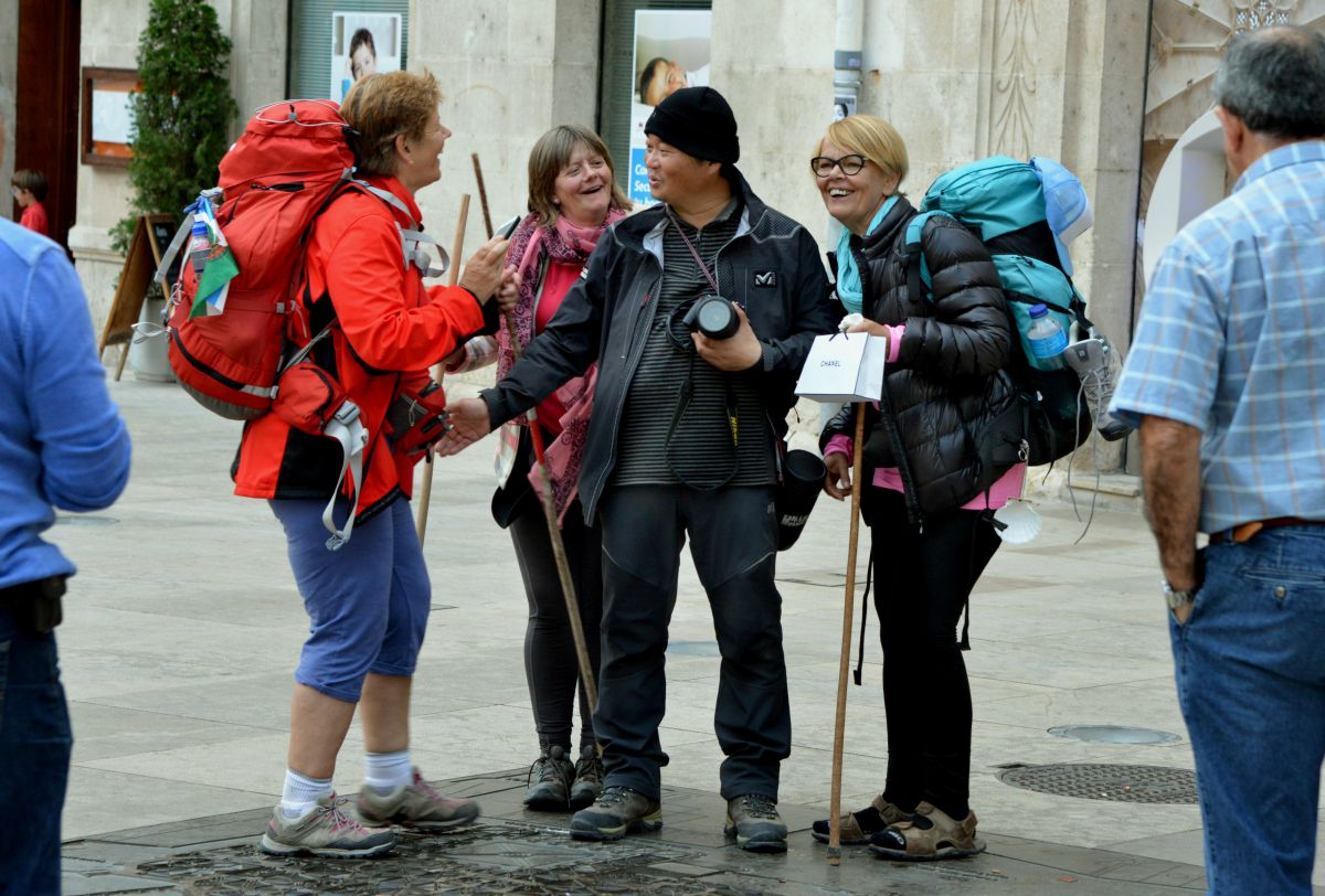 Peregrinos del Camino de Santiago junto a la catedral de Burgos. Foto: Alfredo Merino Peregrinos del Camino de Santiago junto a la catedral de Burgos. Foto: Alfredo Merino