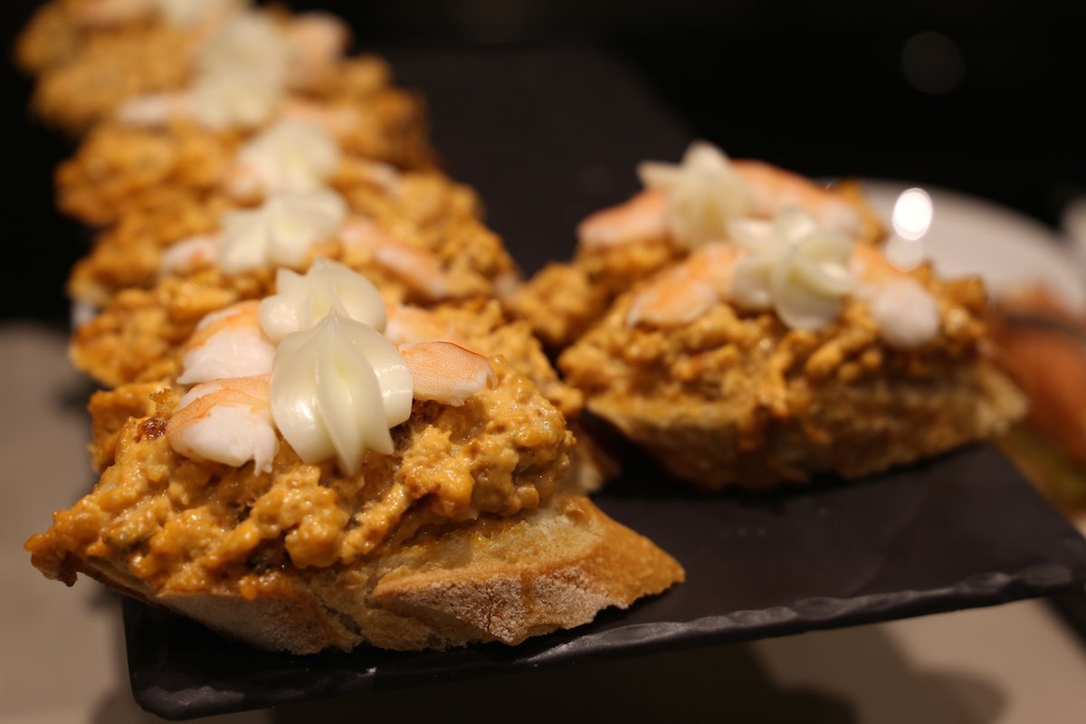 El txangurro es desmigado en el propio bar y se sirve en cantidades generosas en forma de 'pintxo'. El txangurro es desmigado en el propio bar y se sirve en cantidades generosas en forma de 'pintxo'.