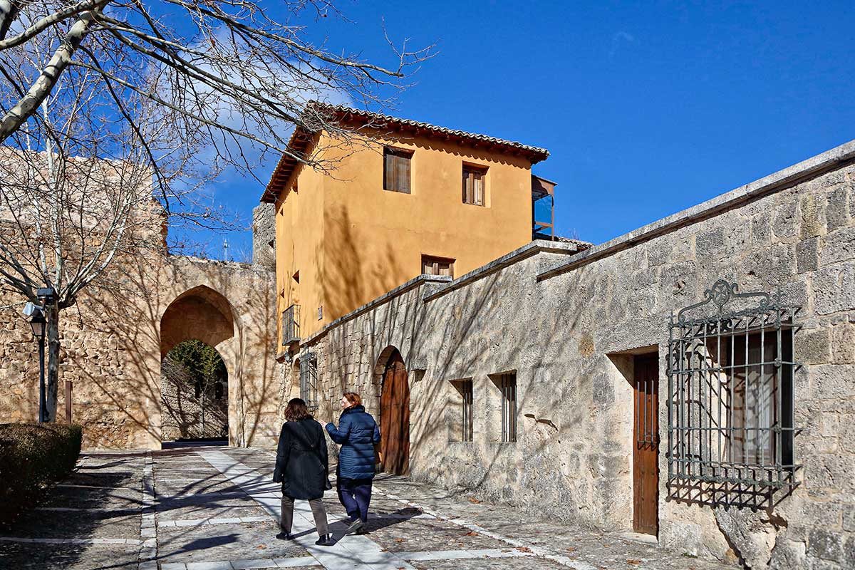Calles empedradas y arcos dan paso a monumentos de otras épocas. Calles empedradas y arcos dan paso a monumentos de otras épocas.