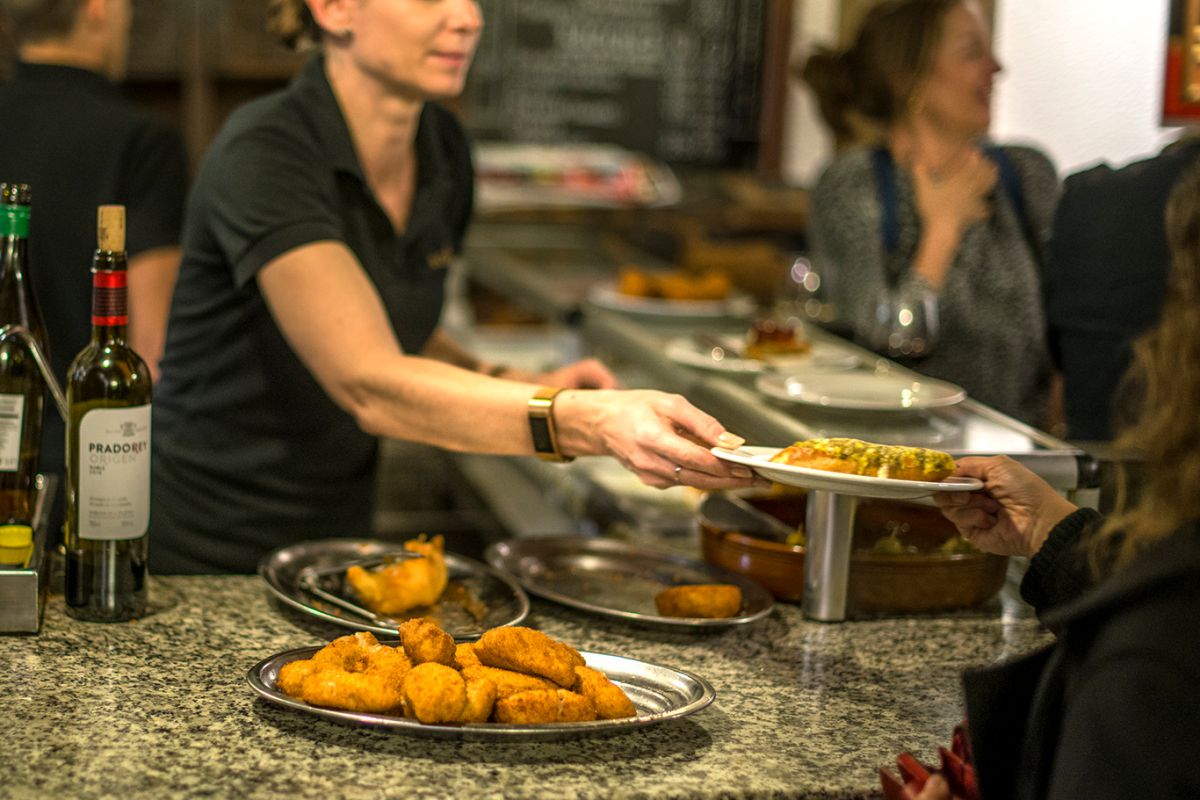 Tapas por Valladolid. El Corcho. Barra con tajadas de bacalao frito. Foto: Alfredo Cáliz. Tapas por Valladolid. El Corcho. Barra con tajadas de bacalao frito. Foto: Alfredo Cáliz.