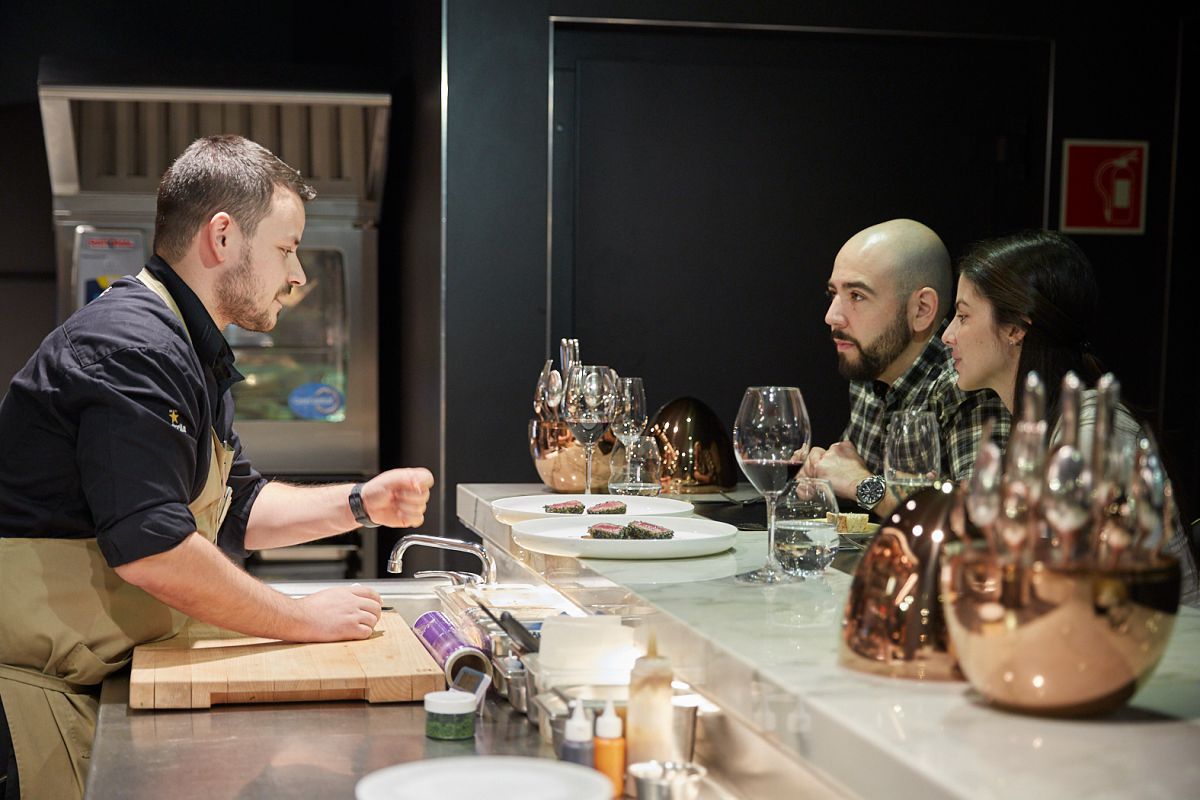 En el 'Caelis' se explican los platos a los clientes. En el 'Caelis' se explican los platos a los clientes.