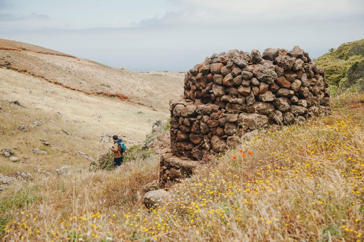 Un chico pasea junto a un horno en el parque rural de Teno, Tenerife. Un chico pasea junto a un horno en el parque rural de Teno, Tenerife.