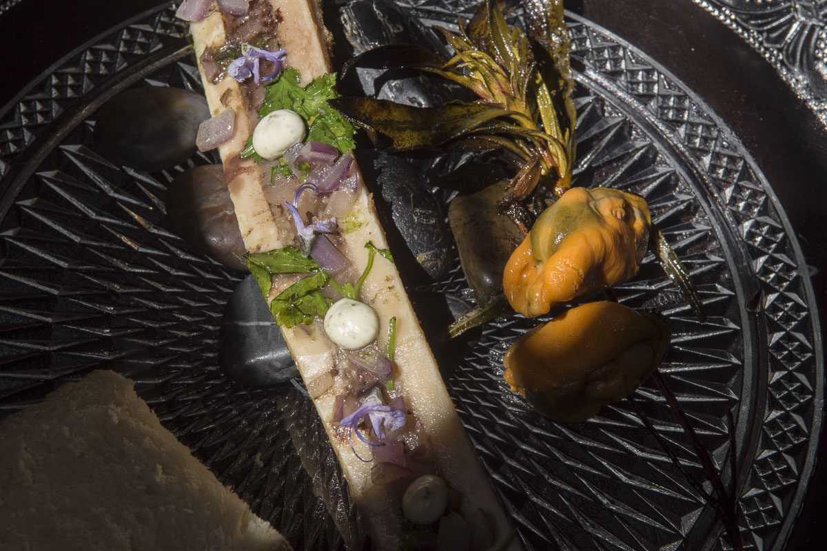 Tuétano de venado con mejillones. Tuétano de venado con mejillones.