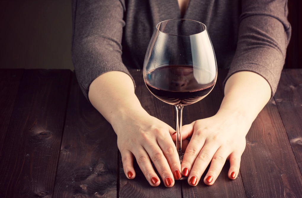 Si no te sientes seguro, oxigena el vino con la copa apoyada en la mesa. Si no te sientes seguro, oxigena el vino con la copa apoyada en la mesa.
