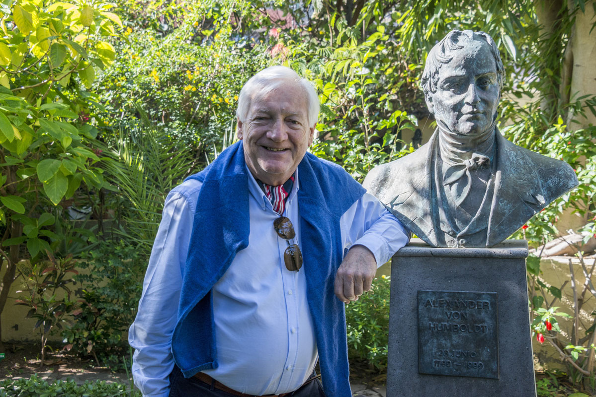 John Lucas, actual propietario de Sitio Litre, junto al busto de un ilustre visitante de estos jardines, Alexander Von Humboldt. John Lucas, actual propietario de Sitio Litre, junto al busto de un ilustre visitante de estos jardines, Alexander Von Humboldt.