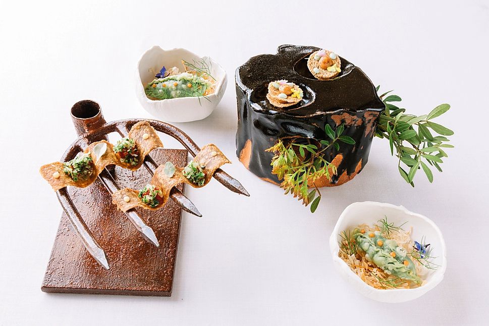 Muchas de las hierbas que utiliza Genestra no se emplean habitualmente en cocina. Muchas de las hierbas que utiliza Genestra no se emplean habitualmente en cocina.
