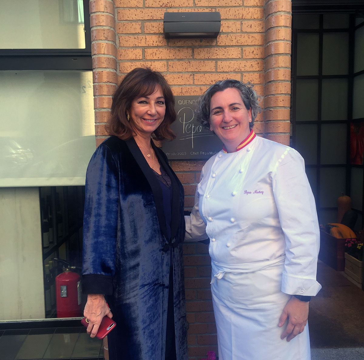 Ana Rosa Quintana y Pepa, de 'El Qüenco de Pepa'. Foto cedida por el restaurante. Ana Rosa Quintana y Pepa, de 'El Qüenco de Pepa'. Foto cedida por el restaurante.