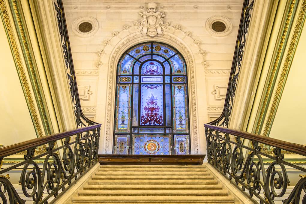 La gran escalera central en piedra de Angulema caracteriza esta 'biblioteca-joya'. Foto Jon Chica. Shutterstock. La gran escalera central en piedra de Angulema caracteriza esta 'biblioteca-joya'. Foto Jon Chica. Shutterstock.