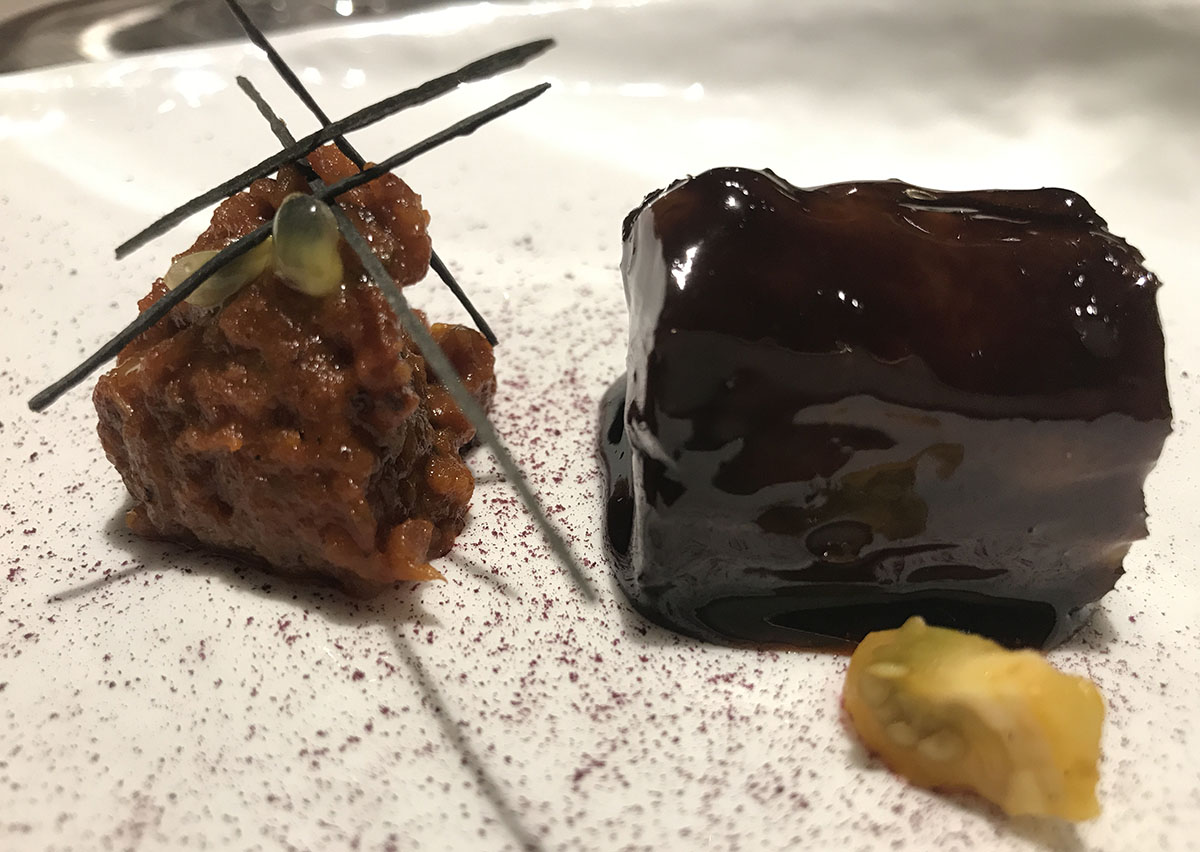 Parpatana de atún glaseada con tomate de árbol y semillas de fruta de la pasión. Parpatana de atún glaseada con tomate de árbol y semillas de fruta de la pasión.