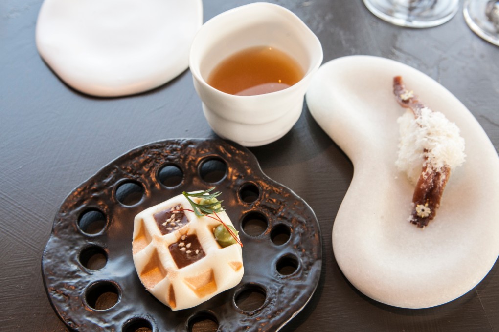 Gofre poblano, consomé lebaniego y nigiri tibio de anchoa y grasa de macadamia, aperitivos que son la esencia de Annua. Gofre poblano, consomé lebaniego y nigiri tibio de anchoa y grasa de macadamia, aperitivos que son la esencia de Annua.