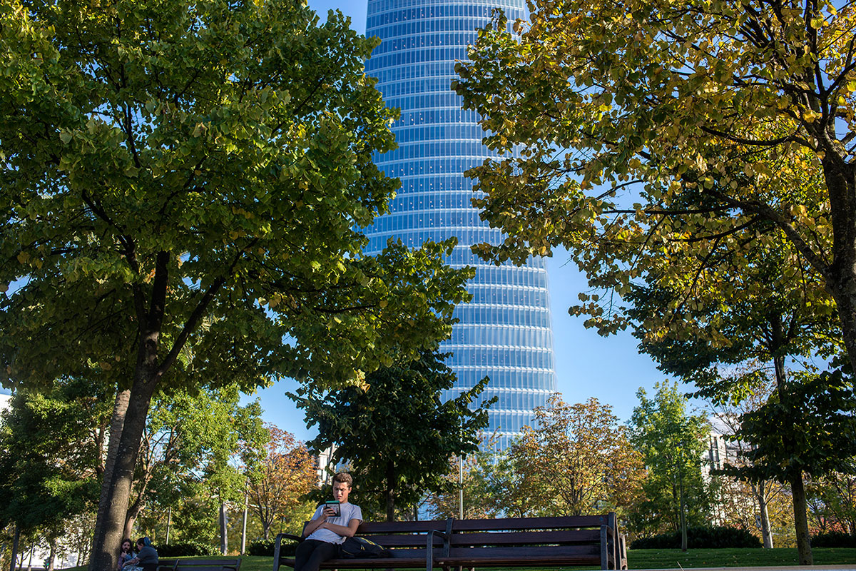 La torre tiene 165 metros de altura. La torre tiene 165 metros de altura.