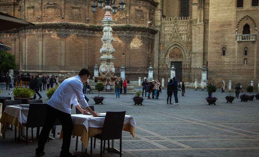La taberna el Giraldillo cuenta con una excelente ubicación, en la Plaza del Triunfo. La taberna el Giraldillo cuenta con una excelente ubicación, en la Plaza del Triunfo.