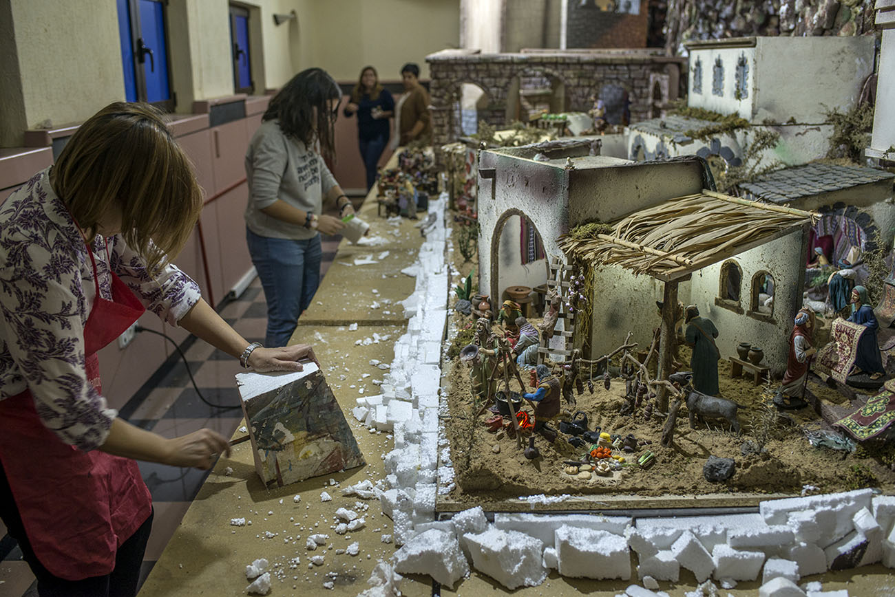 Unos 25 voluntarios, de todas las edades, colaboran en la Asociación Cultural Belén Bíblico Sta. Ángela de la Cruz. Unos 25 voluntarios, de todas las edades, colaboran en la Asociación Cultural Belén Bíblico Sta. Ángela de la Cruz.