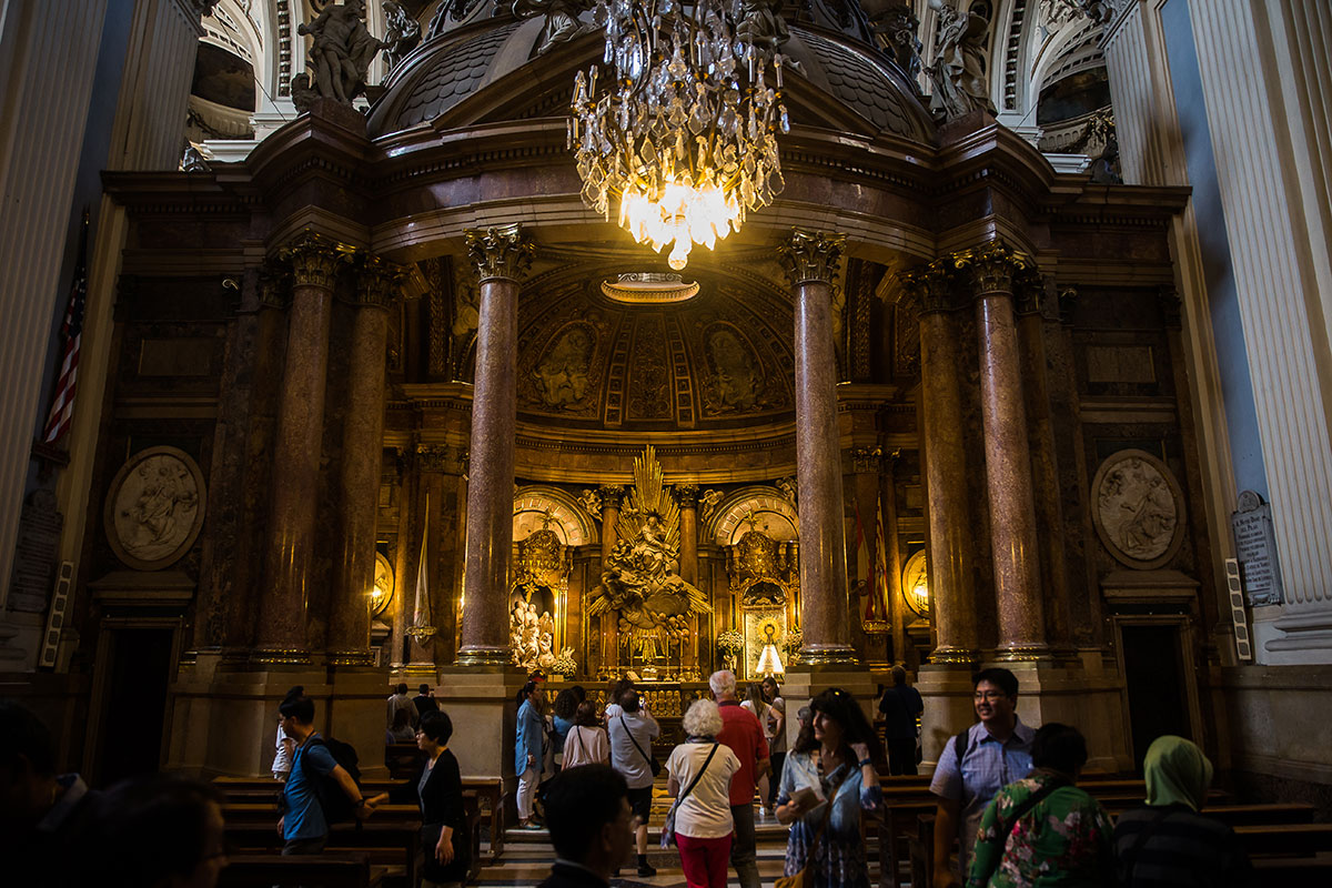 Turistas y locales visitan el altar en el que se encuentra la 'Pilarica'. Turistas y locales visitan el altar en el que se encuentra la 'Pilarica'.