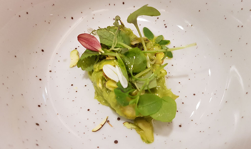Ensalada de tres grasas: pistacho, aguacate y aceite de hierbas Ensalada de tres grasas: pistacho, aguacate y aceite de hierbas