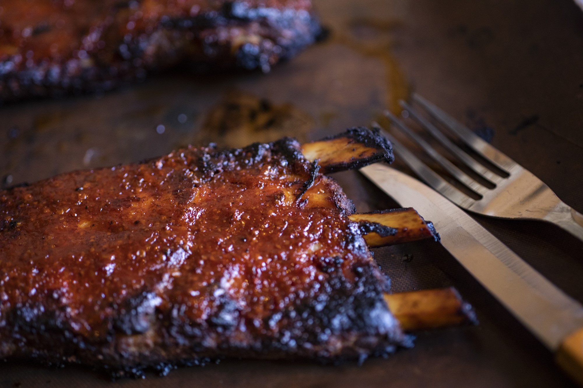 Costillas de cerdo glaseadas con salsa BBQ al estilo americano. Costillas de cerdo glaseadas con salsa BBQ al estilo americano.