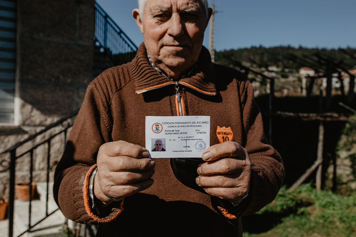 Severo nos enseña su carné de pesca. Severo nos enseña su carné de pesca.