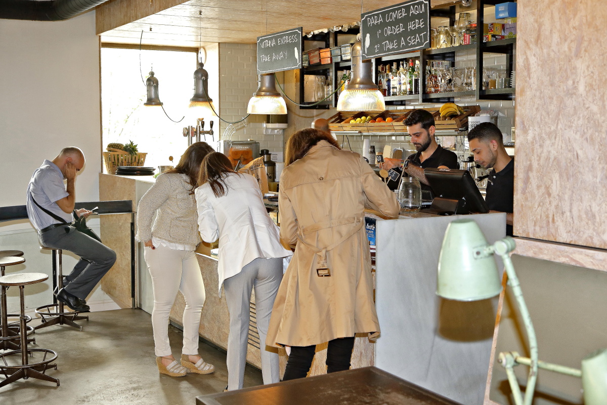 La clientes pidiendo en la barra de uno de los locales de 'Magasand', en Madrid. La clientes pidiendo en la barra de uno de los locales de 'Magasand', en Madrid.