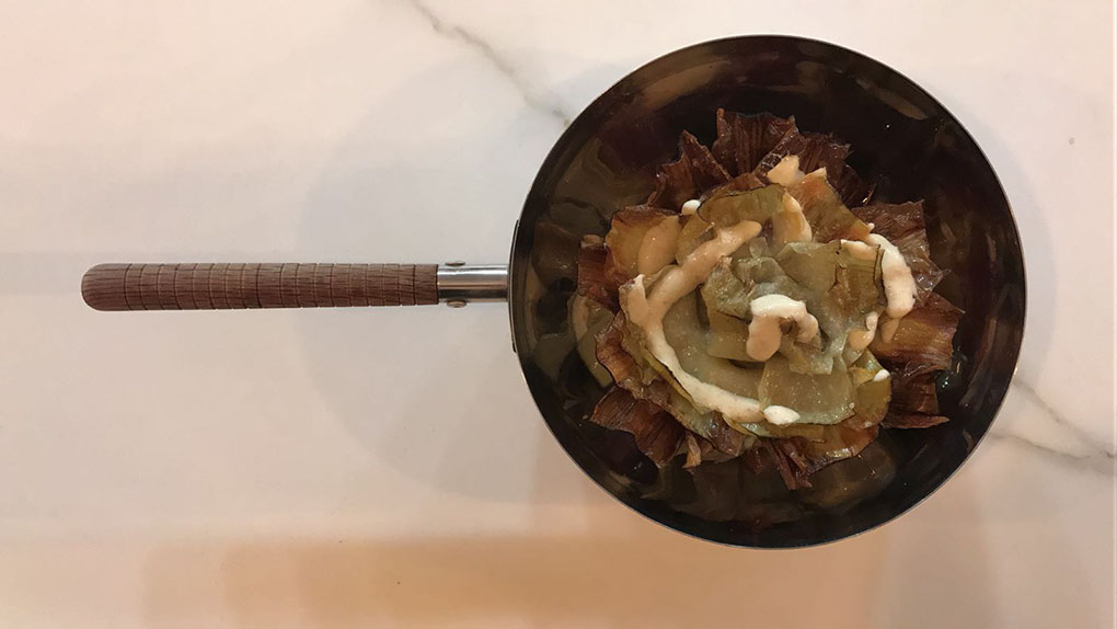 Alcachofas con huevo frito y jamón. Foto: Nómada. Alcachofas con huevo frito y jamón. Foto: Nómada.