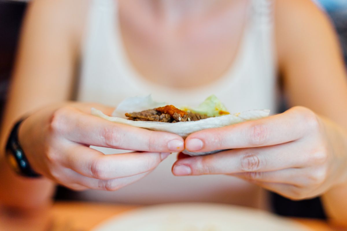 Un Bulgogi o ternera con salsa coreana envuelto en una hoja de lechuga del restaurante Seoul, en Barcelona. Un Bulgogi o ternera con salsa coreana envuelto en una hoja de lechuga del restaurante Seoul, en Barcelona.
