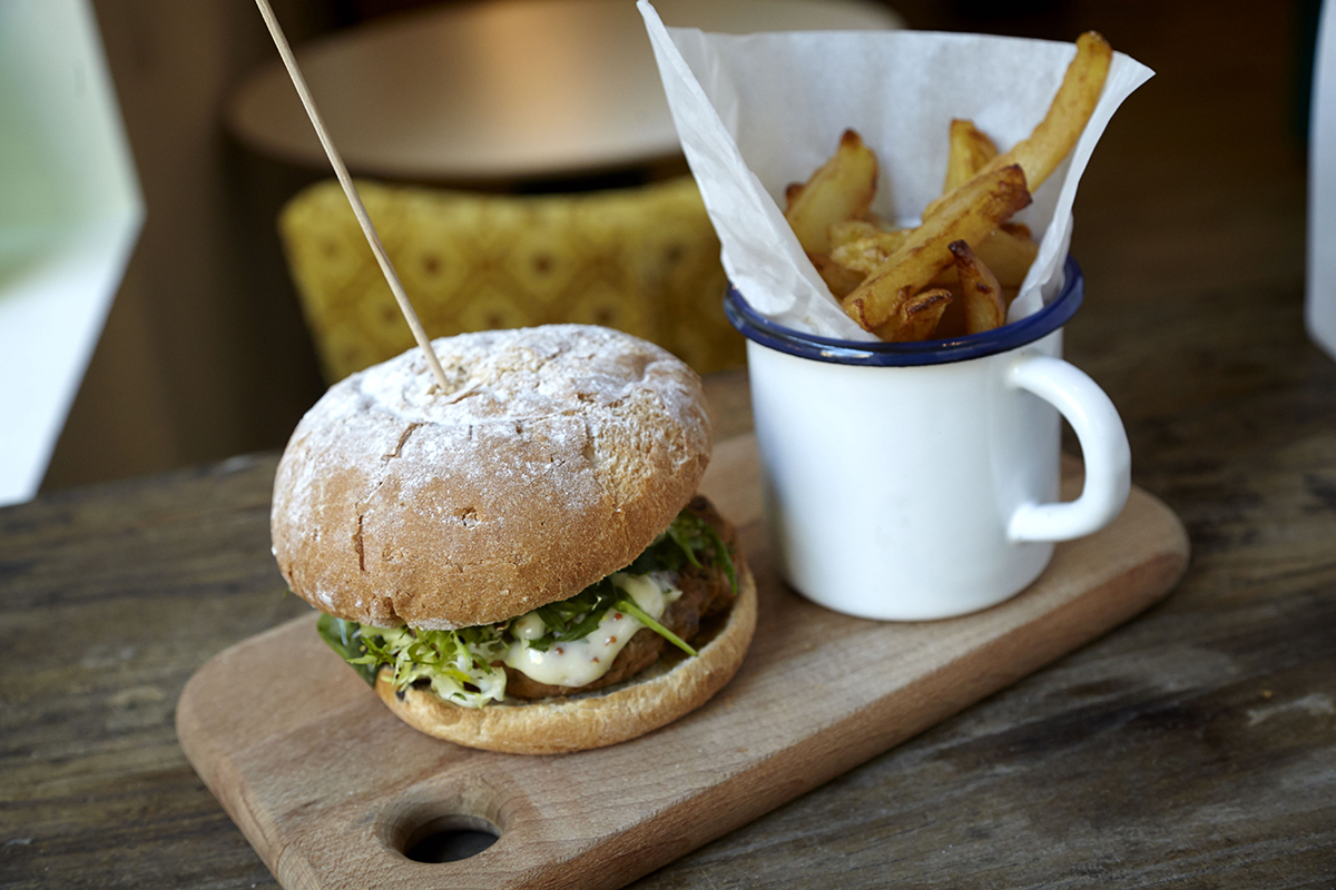 La burger de pollo con patatas de La Brochette. Foto: La Brochette. La burger de pollo con patatas de La Brochette. Foto: La Brochette.