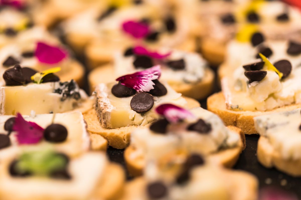Tapa de queso Aullido Azul de Siete Lobas, de León, con perlas de chocolate y flores. Tapa de queso Aullido Azul de Siete Lobas, de León, con perlas de chocolate y flores.