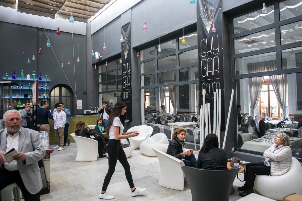 Dentro, el Sky Bar sirve buenos gin tonics. Dentro, el Sky Bar sirve buenos gin tonics.