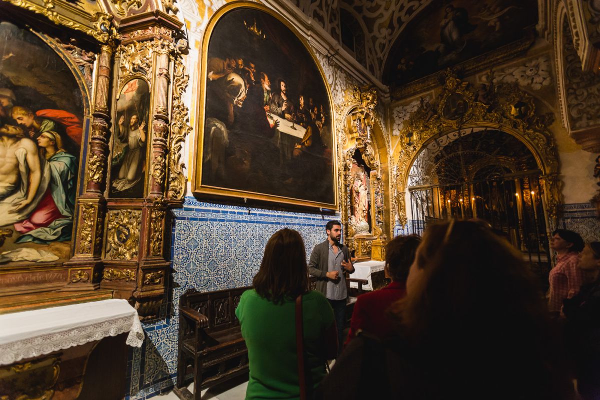 El guía muestra el cuadro de La Santa Cena de Murillo en la iglesia de Santa María La Blanca durante la visita nocturna, en Sevilla. El guía muestra el cuadro de La Santa Cena de Murillo en la iglesia de Santa María La Blanca durante la visita nocturna, en Sevilla.