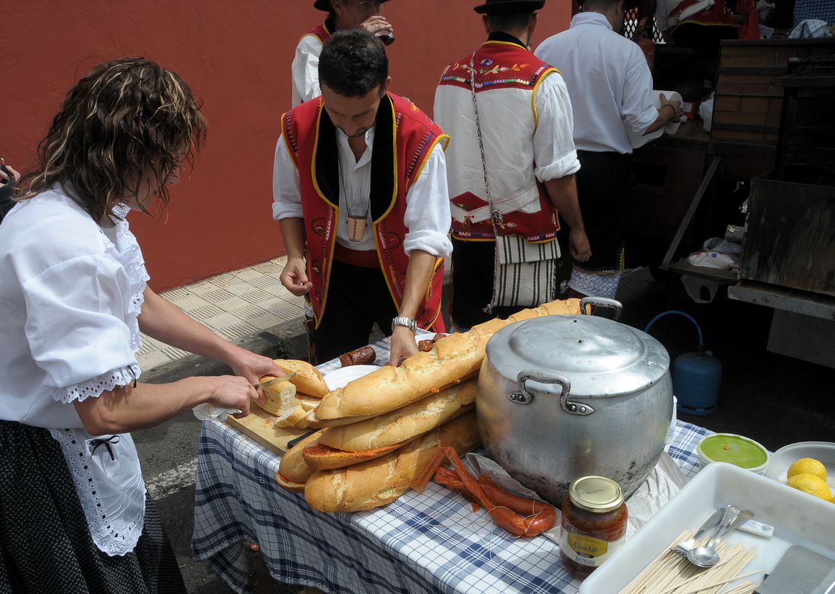 Preparando bocadillos en la romería de Orotava. Aquí nadie pasa hambre. Preparando bocadillos en la romería de Orotava. Aquí nadie pasa hambre.