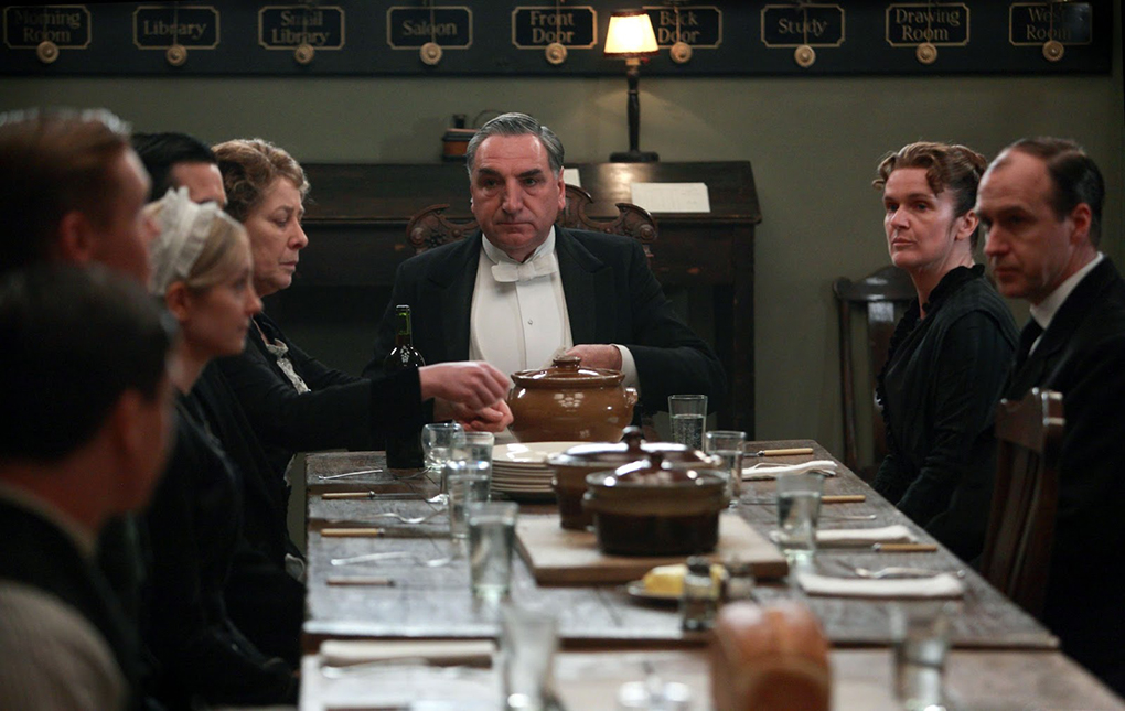 El señor Carson preside la reunión-almuerzo de 'Downton Abbey', donde transmite las claves del día. Otro referente. El señor Carson preside la reunión-almuerzo de 'Downton Abbey', donde transmite las claves del día. Otro referente.