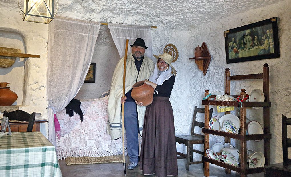 Octavio Montesdeoca y María Lezcano, vestidos con los trajes de campesinos canarios. Octavio Montesdeoca y María Lezcano, vestidos con los trajes de campesinos canarios.