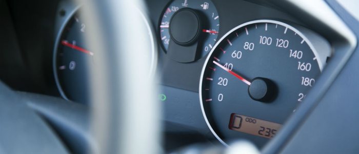 Los límites de velocidad varían en cada tipo de carretera. Los límites de velocidad varían en cada tipo de carretera.